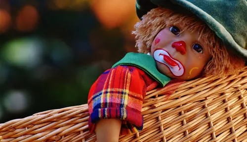 niño payaso triste