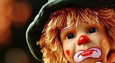 niño vestido de payaso triste 