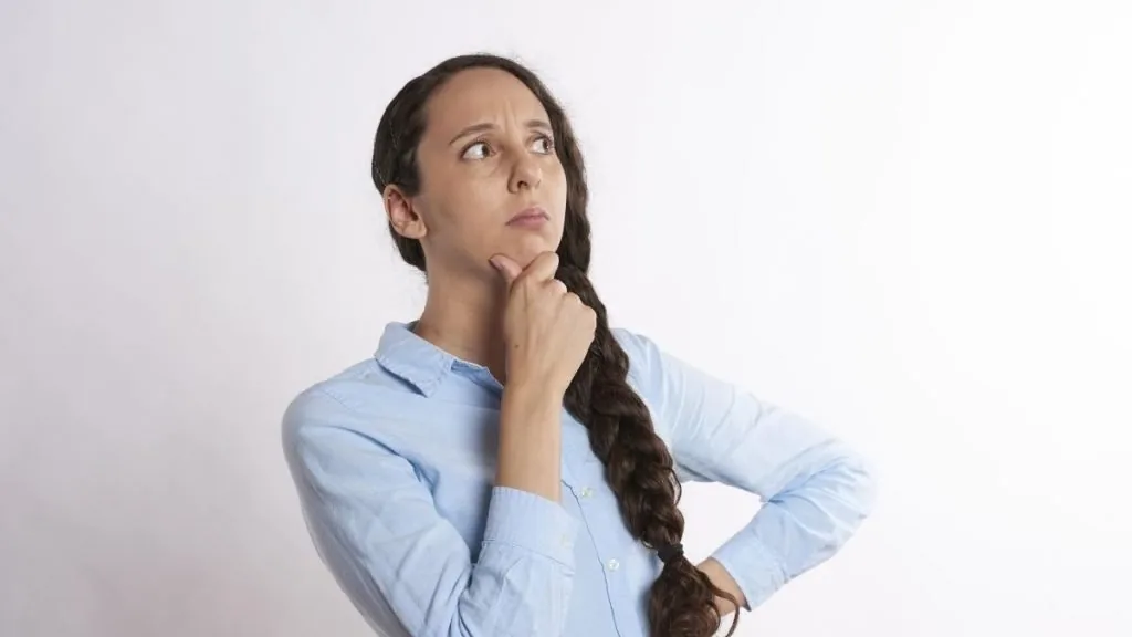 adolescente pesnando que estudiar