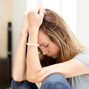 Mujer atravesando un momento de tristeza