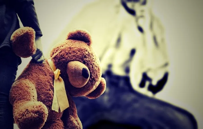 abuso sexual infantil - niño sostiene peluche
