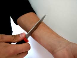 autoflagelación persona se corta brazo